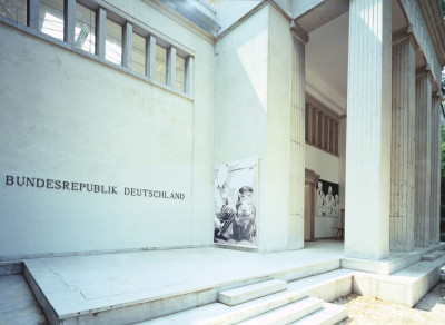 Außenansicht des deutschen Pavillons mit den Werken 