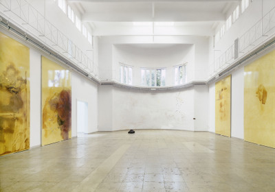 Innenansicht des Pavillons mit Lackbildern, Wandgemälde und einem Meteoriten