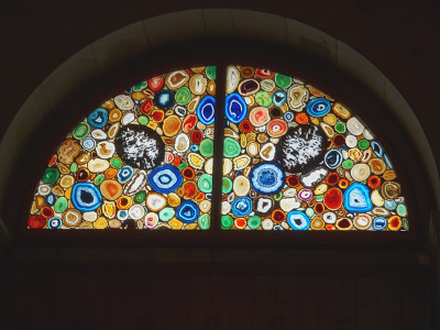 Halbrundes Kirchenfester von Sigmar Polke im Grossmünster Zürich mit bunten Achatscheiben