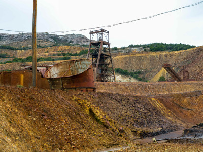 Metallmine mit Bohrgerät, fotografische Studie von Philip Samartzis