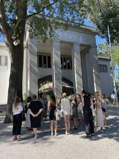 Studierende vor dem Deutschen Pavillon in Venedig, 2024