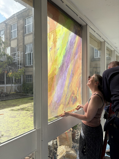 Installation von Bildern vor den Fenstern im Innenhof des Cockburn Museum