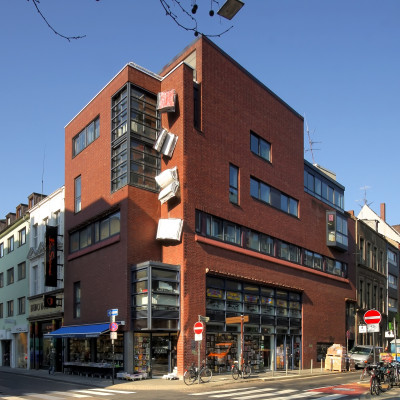 Buchhandlung Walther König, Ehrenstraße 4, Köln. Bauplastik: Julian Opie, Stürzende Bücher (1984)